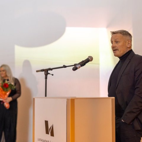 Björgvin Snæbjörnsson arkítekt flytur þakkarræðu eftir að hafa hlotið byggingalistaverðlaun Akureyrarbæjar. 