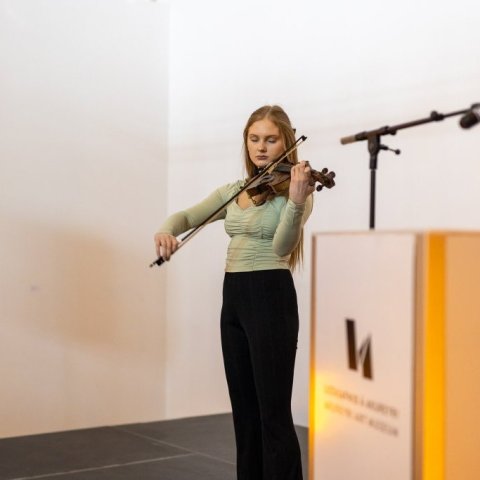 Júlíana Þórhallsdóttir flytur verk eftir J.S. Bach á fiðlu. 