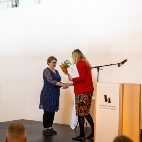Una Björg Hjartardóttir móðir Sunnevu Kjartansdóttur sumarlistamanns Akureyrarbæjar 2024 tekur við viðurkenningu fyrir hennar hönd. 
