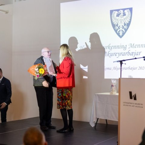 Ásthildur Sturludóttir bæjarstjóri veitir Þorsteini Péturssyni heiðursviðurkenningu Menningarsjóðs Akureyrarbæjar.