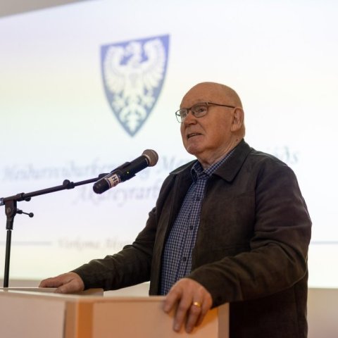 Þorsteinn Pétursson flytur þakkarræðu eftir að hafa hlotið heiðursviðurkenningu Menningarsjóðs Akureyrarbæjar. 