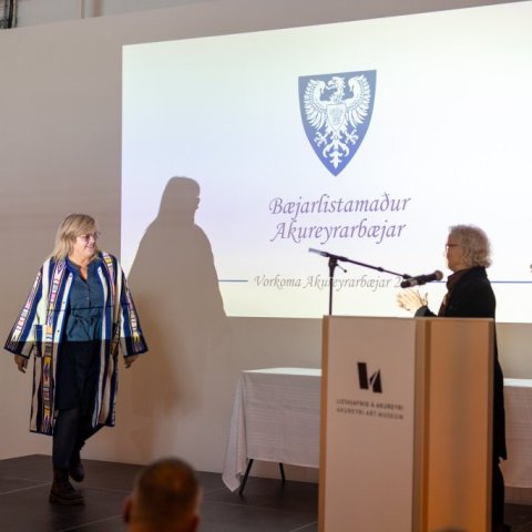 Jonna Jónborg Sigurðardóttir bæjarlistamaður Akureyrarbæjar 2024 og Rósa Kristín Júlíusdóttir. 