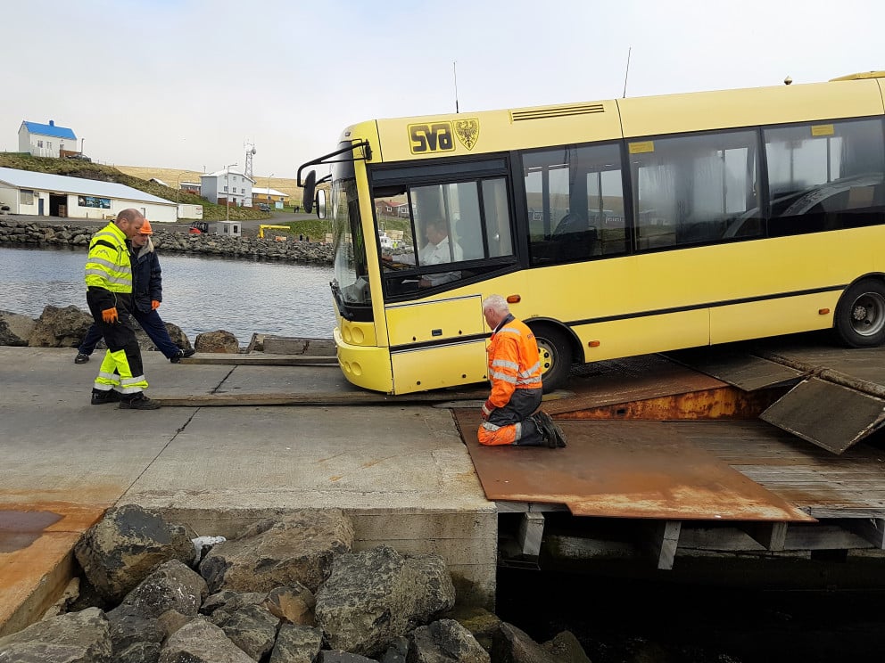 Strætisvagninn ekur í land í Grímsey. Mynd: Halla Ingólfsdóttir