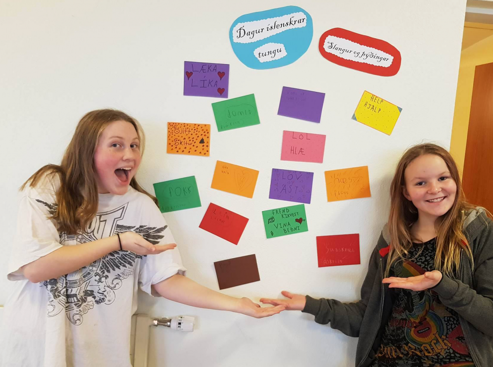 Tveir nemendur í Grímseyjarskóla við vegginn góða.