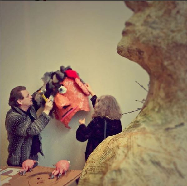 Unnið að uppsetningu sýningarinnar í Ketilhúsinu.