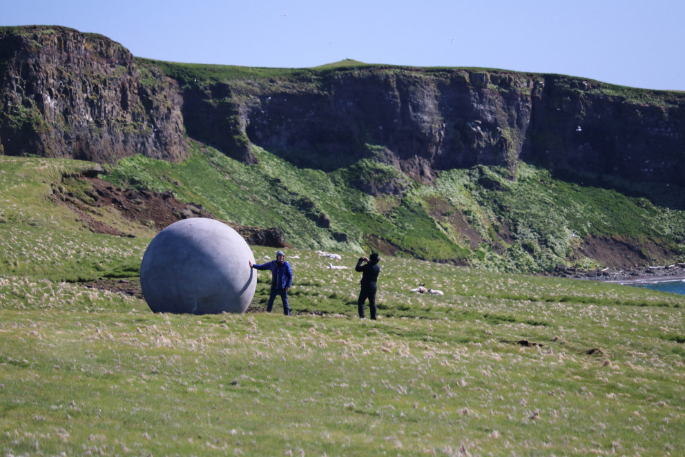 Ferðafólk skoðar Orbis et Globus um síðustu helgi. Mynd: María Helena Tryggvadóttir.