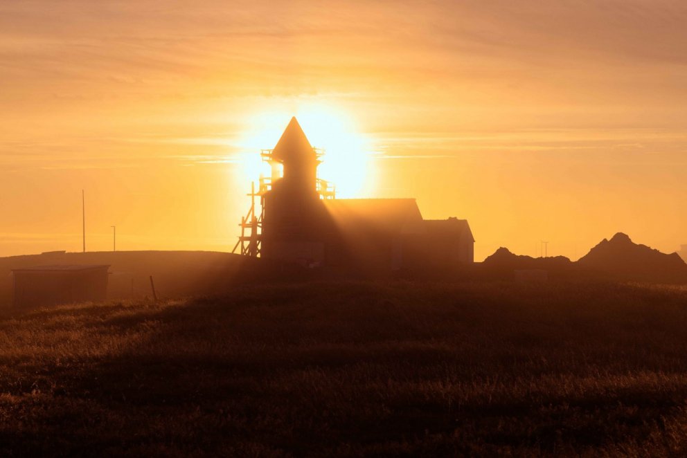 Ný Miðgarðakirkja í sólsetrinu. Mynd: Nikolai Galitzine.
