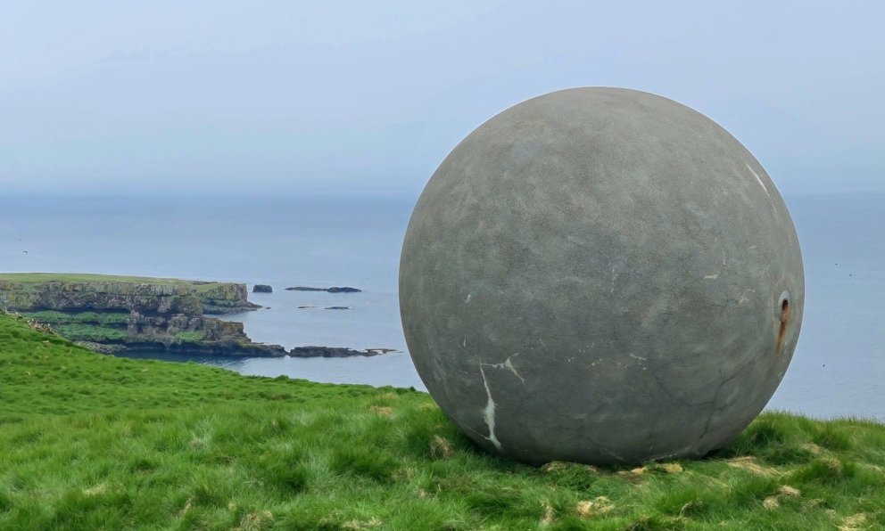 Listaverkið Hringur og kúla / ORBIS et GLOBUS