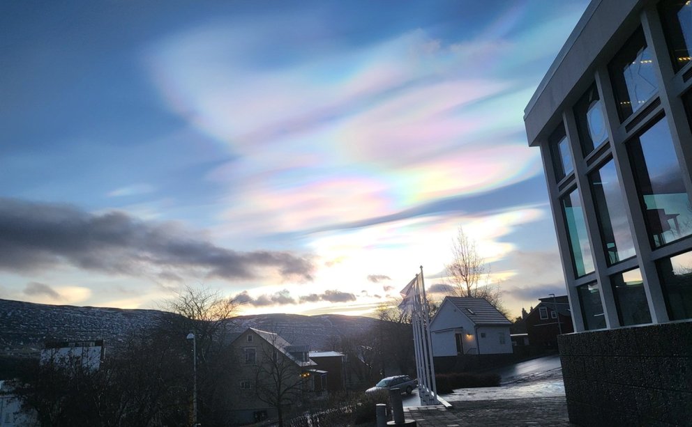 (with answer) Friday quiz 2025 no. 4 - Municipal Library, nacreous clouds and five differences