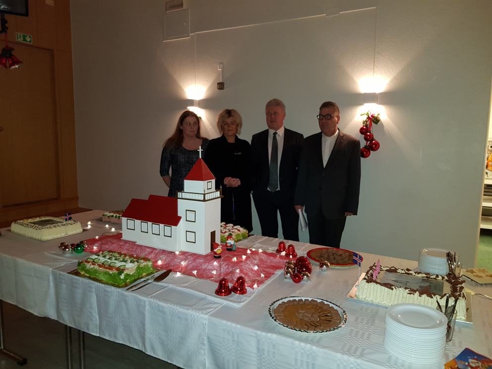 Sóknarnefnd Miðgarðarkirkju: Þorgerður Guðrún Einarsdóttir, Steinunn Stefánsdóttir og Alfreð Garðars…