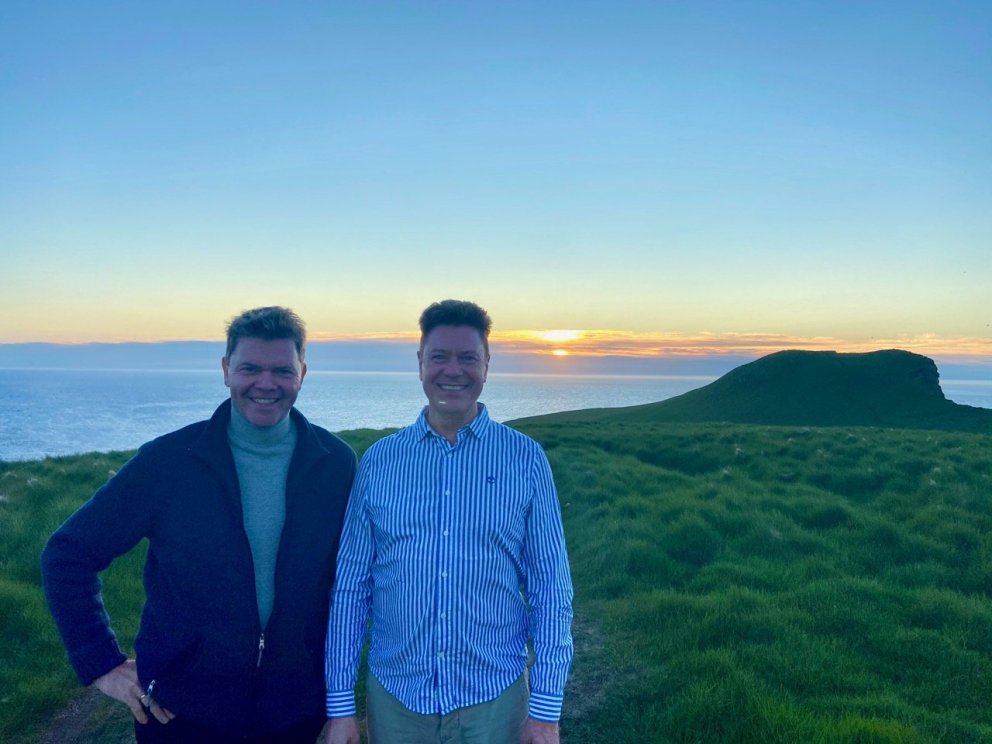 Á heimskautsbaugi við sólarlag á sumarsólstöðum, Albert Eiríksson og Bergþór Pálsson.