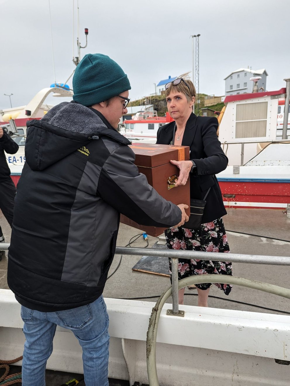 Kjörgögn á leið í land frá Grímsey.  Myndir: Anna María Sigvaldadóttir