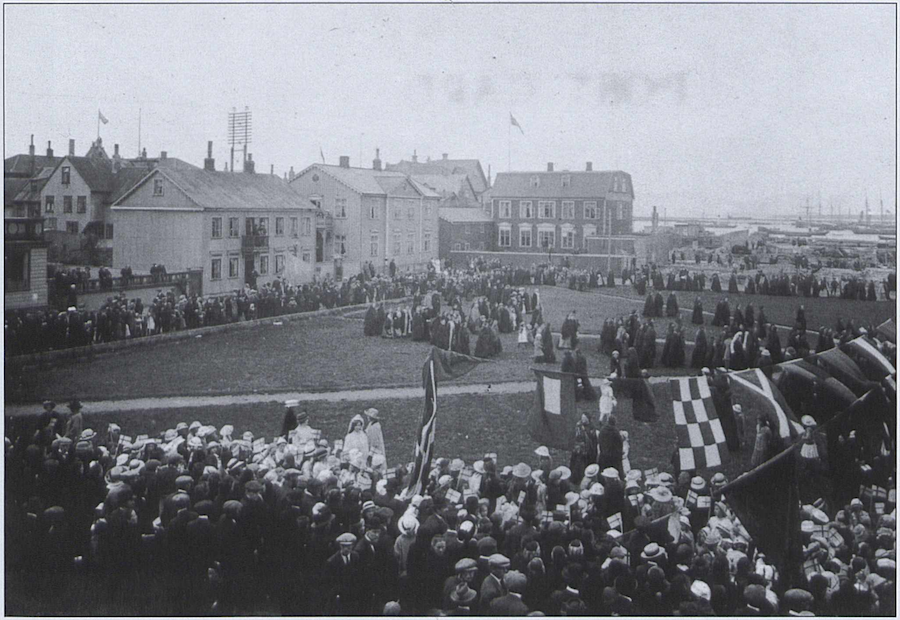 Konur fagna kosningarétti á Austurvelli árið 1915 (myndin er fengin úr Sögnum (1. tbl. 1992, bls. 32…