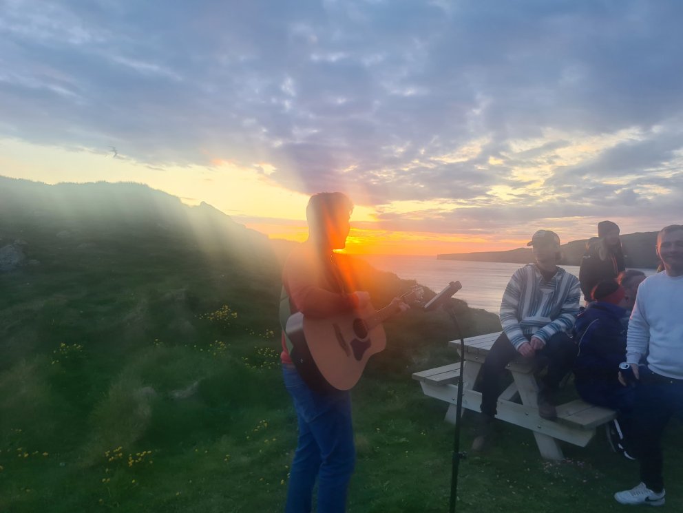 Sungið og spilað við miðnætursól. 
Mynd: Karen Nótt Halldórsdóttir