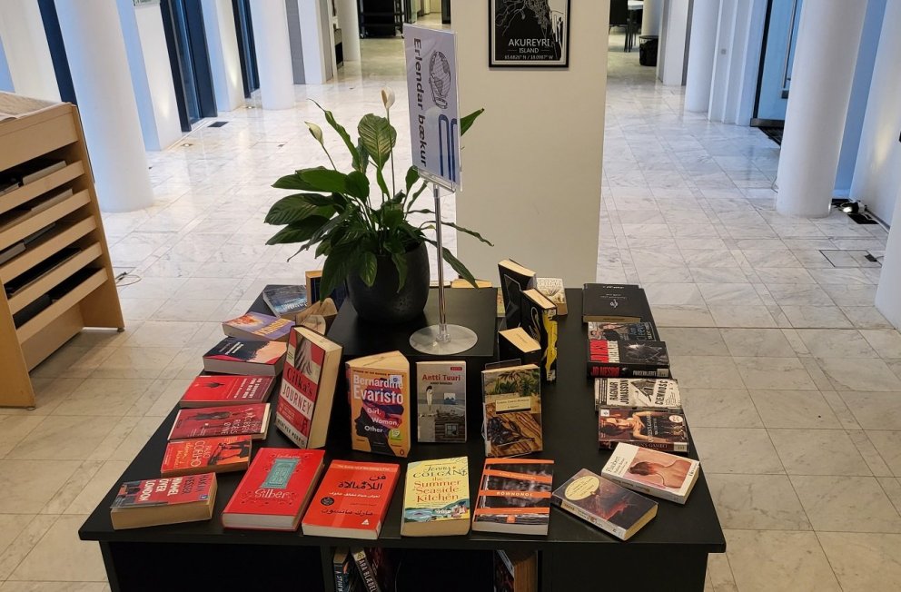 Þemaborðið á 1. hæð. Hérna er þemað „Erlendar bækur“. Nýtt þema er væntanlegt. Hvað skyldi það vera?&hellip;