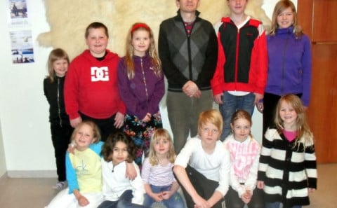 Hrafn með skólakrökkunum.