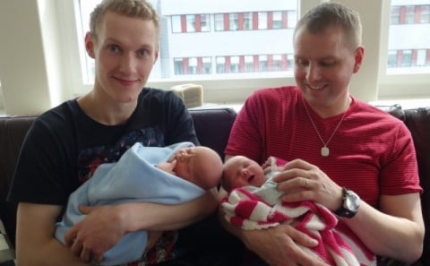 Glænýir Grímseyingar í faðmi feðra sinna. Frá vinstri: Kristófer Sindri Pétursson og Bjarni Gylfason