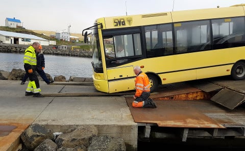 Strætisvagninn ekur í land í Grímsey. Mynd: Halla Ingólfsdóttir