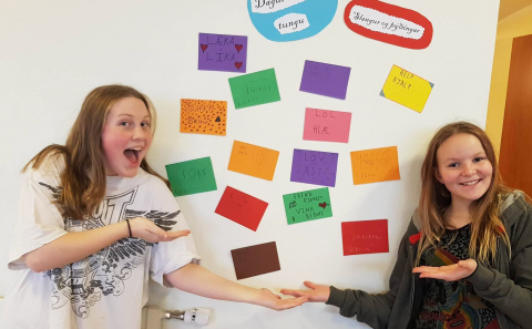 Tveir nemendur í Grímseyjarskóla við vegginn góða.