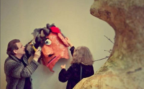 Unnið að uppsetningu sýningarinnar í Ketilhúsinu.