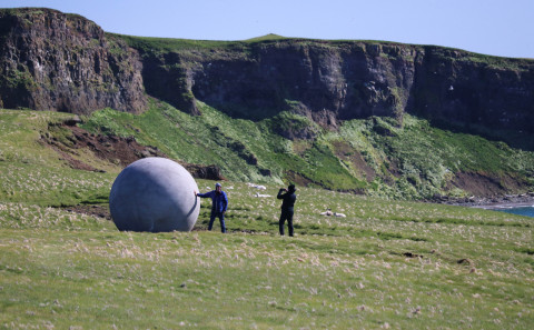 Ferðafólk skoðar Orbis et Globus um síðustu helgi. Mynd: María Helena Tryggvadóttir.