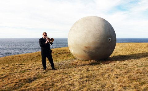Nýja táknið fyrir heimsskautsbauginn í Grímsey, Orbis et Globus.