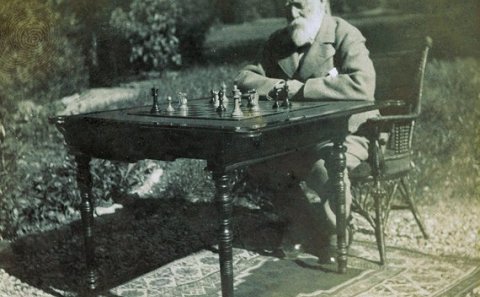 Willard Fiske við taflborðið sitt.