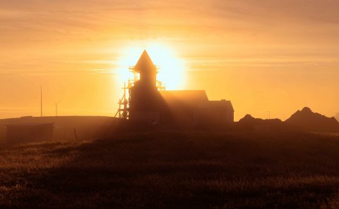 Ný Miðgarðakirkja í sólsetrinu. Mynd: Nikolai Galitzine.