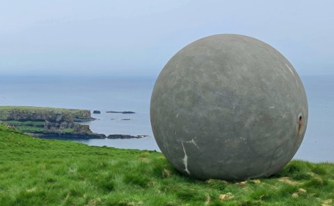 Listaverkið Hringur og kúla / ORBIS et GLOBUS