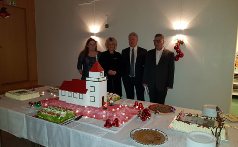 Sóknarnefnd Miðgarðarkirkju: Þorgerður Guðrún Einarsdóttir, Steinunn Stefánsdóttir og Alfreð Garðars…