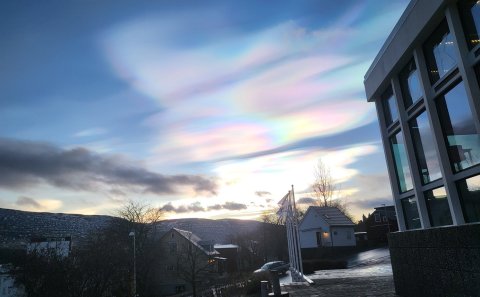(svar komið) Föstudagsþraut 2025 nr. 4 - Glitský, Amtið og fimm breytingar