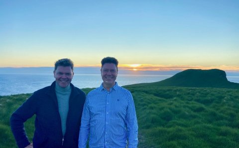 Á heimskautsbaugi við sólarlag á sumarsólstöðum, Albert Eiríksson og Bergþór Pálsson.