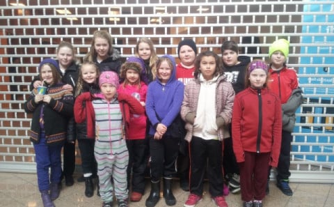 Fríður hópur skólakrakka.