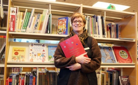 Herdís ánægð með Sögubókina :-)