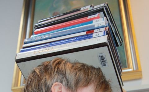 Konur bera bók í bú...