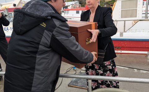 Kjörgögn á leið í land frá Grímsey.  Myndir: Anna María Sigvaldadóttir