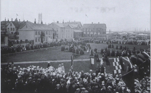 Konur fagna kosningarétti á Austurvelli árið 1915 (myndin er fengin úr Sögnum (1. tbl. 1992, bls. 32…