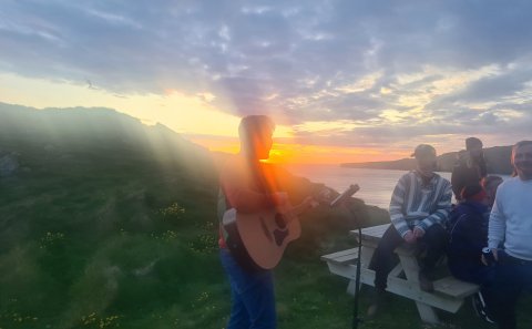 Sungið og spilað við miðnætursól. 
Mynd: Karen Nótt Halldórsdóttir